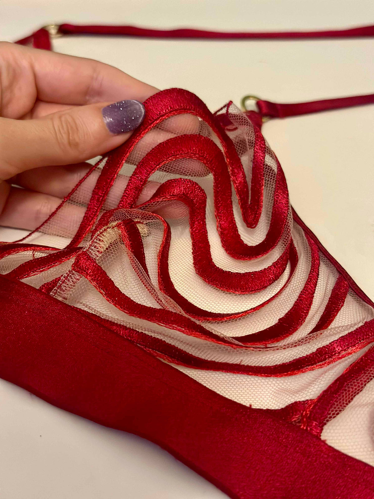 Making Waves Triangle Bralette – Bralette brodée rouge high apex – Somewhere Never - Baume Shop