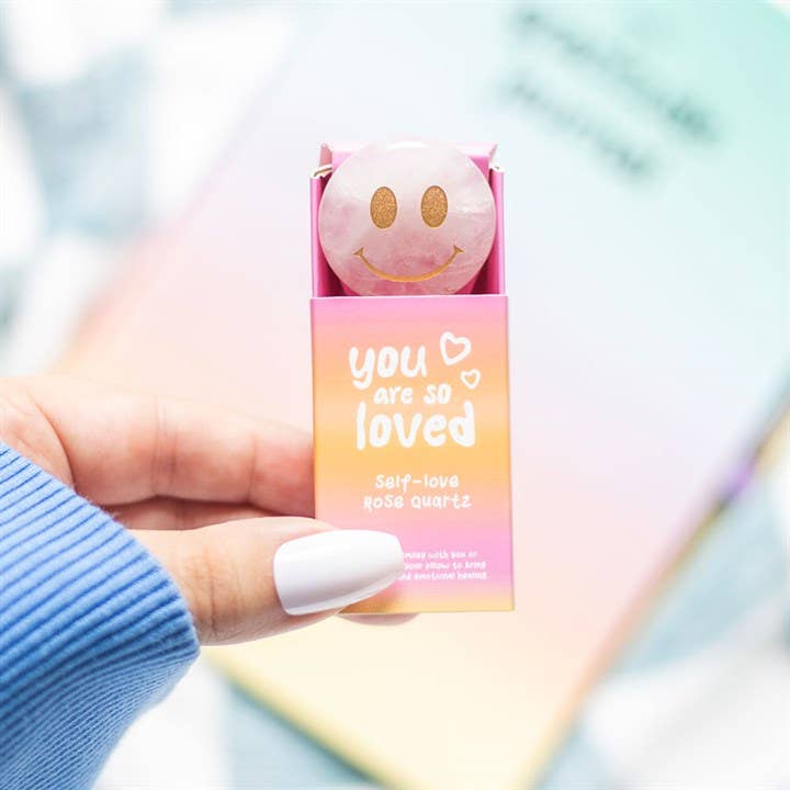 Vous êtes aimé en cristal Happy Face en quartz rose - Baume Shop